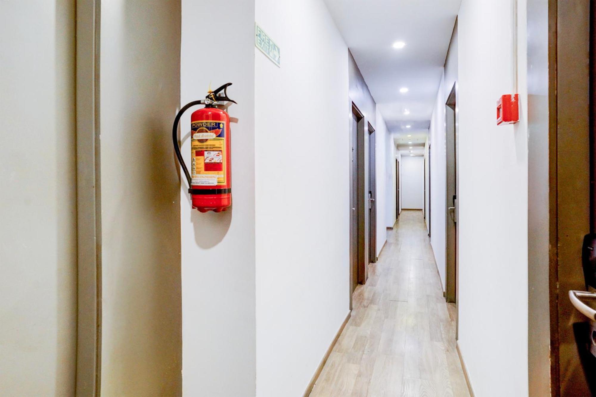 Townhouse Khar The Habitat Hotel มุมไบ ภายนอก รูปภาพ